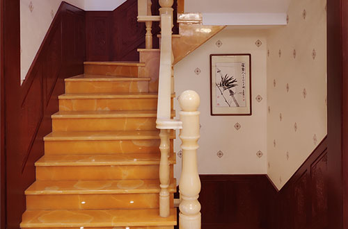 红花岗中式别墅室内汉白玉石楼梯的定制安装装饰效果